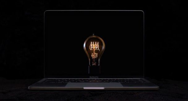 "Bulbs" - Apple reklamuje nowego MacBooka Pro (wideo)