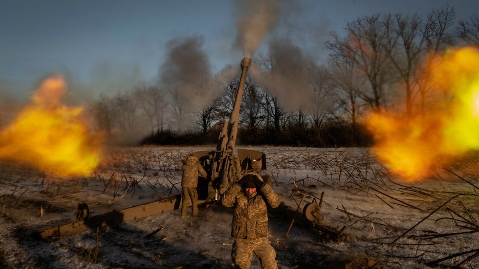 Ukraina - arch
Ukrainian soldiers fire at 152 mm howitzer into the Russian-controlled village of Pisky, in eastern Ukraine, on Monday, Jan. 9, 2023. As the one-year mark of the war approaches, less territory is changing hands. (Nicole Tung/The New York Times)
NICOLE TUNG