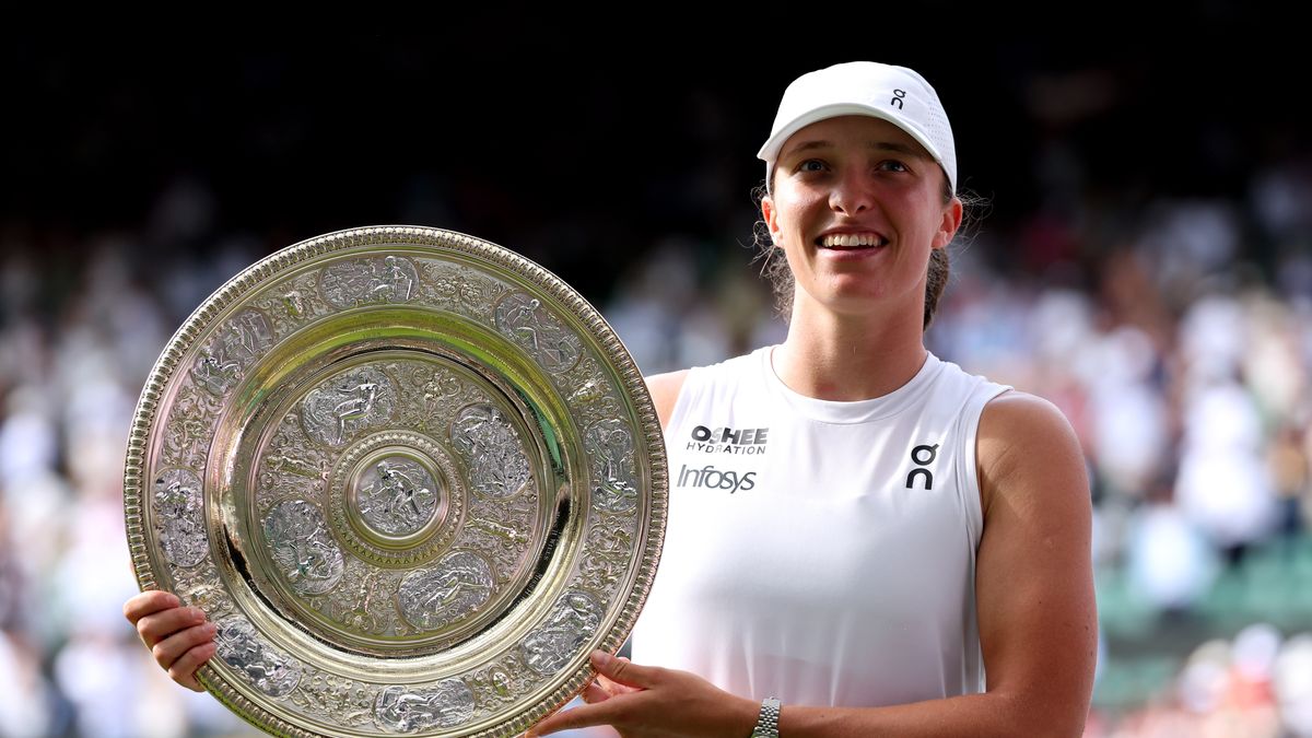 LONDON, ENGLAND - JULY 12: Iga Swiatek of Poland poses with the Ladies’ Singles Trophy following her victory against Amanda Anisimova of United States during the Ladies' Singles Final on day thirteen of The Championships Wimbledon 2025 at All England Lawn Tennis and Croquet Club on July 12, 2025 in London, England. (Photo by Julian Finney/Getty Images)