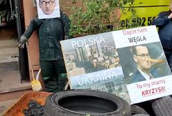 Taczka z węglem przed biurem Morawieckiego. "Tchórz i kłamca schował głowę w piasek"