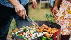 Majówkowe grillowanie może być smaczne i zdrowe. Jakich zasad należy przestrzegać?