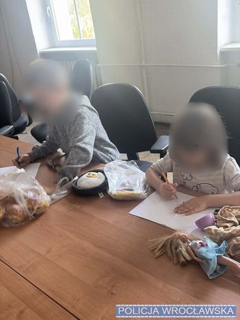 Dwoje małych dzieci bez opieki na przystanku. Zareagowała przypadkowa kobieta