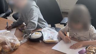 Dwoje małych dzieci bez opieki na przystanku. Zareagowała przypadkowa kobieta