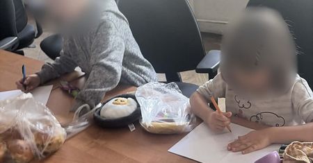Dwoje małych dzieci bez opieki na przystanku. Zareagowała przypadkowa kobieta