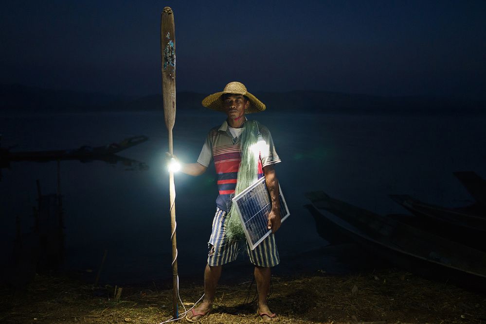 Dla wielu ludzi, szczególnie w naszym kręgu kulturowym, elektryczność jest standardem. Jednak dla wielu jest też luksusem i nowinką. Cykl „Solar Portraits” zajmuje się tymi drugimi, a w szczególności mieszkańcami Birmy, którzy mają wyjątkowo ograniczony dostęp do tego ważnego udogodnienia. Spośród 68 000 wiosek tylko 3 000 jest podłączonych do sieci energetycznej. Zaledwie 27% ludności kraju korzysta z prądu na co dzień.