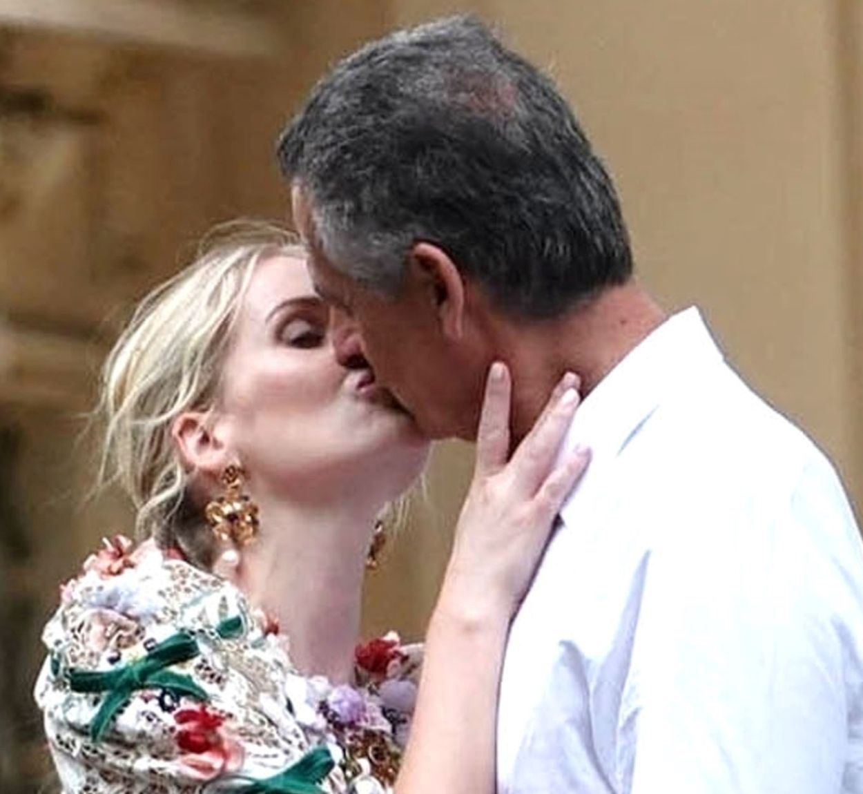 Kitty Spencer i Michael Lewis prezentują czułości przed obiektywem fotografa