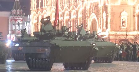 Rosja. Pod osłoną nocy na plac Czerwony wjechały czołgi