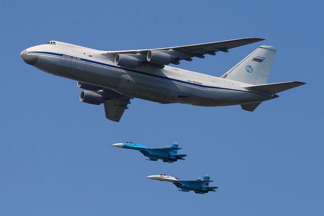 Samolot transportowy An-124 Rusłan w eskorcie myśliwców Su-27