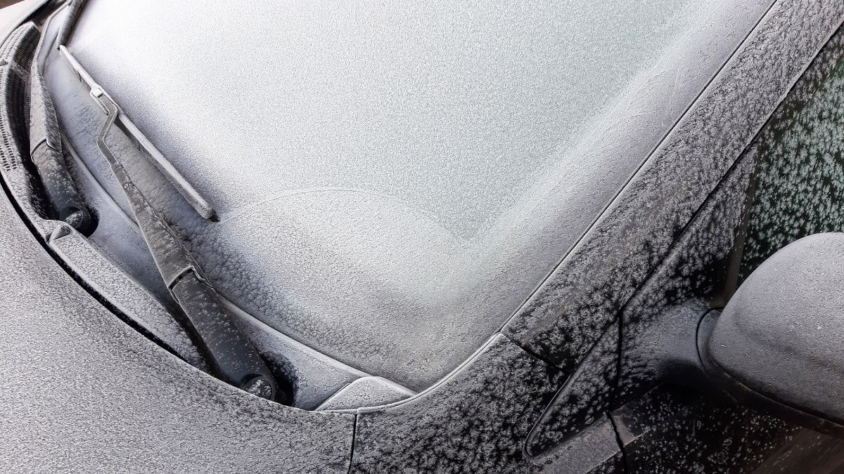Prosty sposób na odmrażanie szyby w aucie.