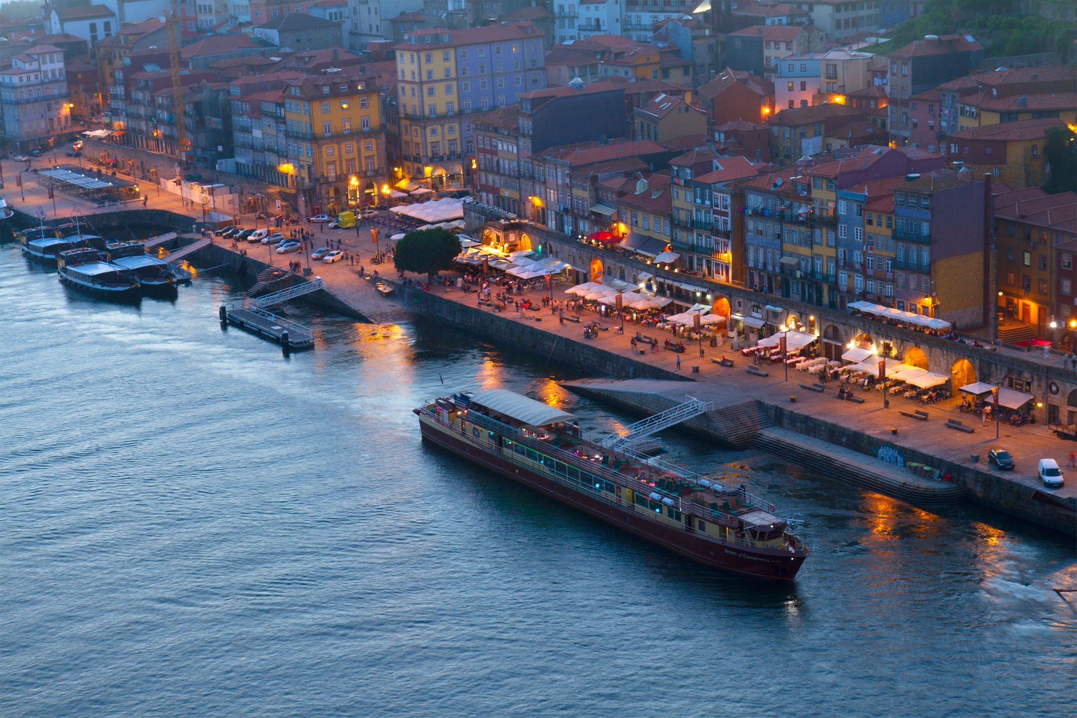 Wieczorem życie kwitnie nad rzeką Douro w dzielnicy Ribeira w Porto