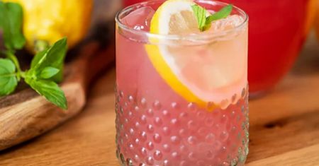 Napój bogów na upalne dni. Przepis na różaną lemoniadę