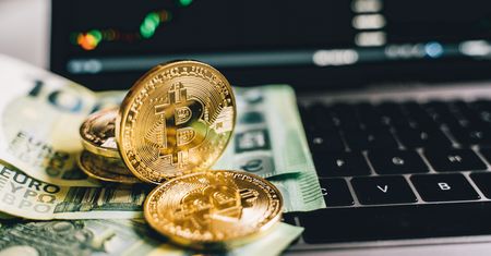 Oszustwo na kryptowaluty. 71- latek chcąc odzyskać pieniądze, stracił blisko 4 mln zł