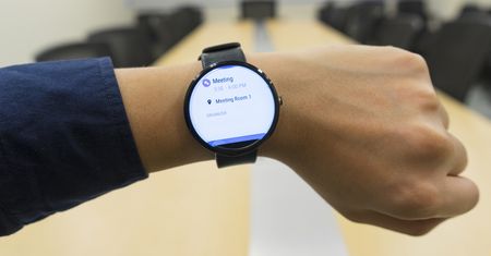 Dzwonienie z nadgarstka za mniej niż 500 zł. Nowoczesne smartwatche w dobrej cenie
