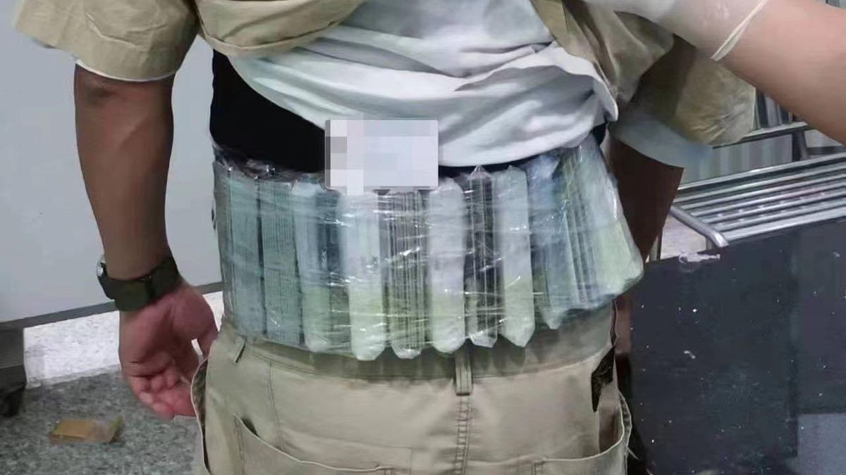 Mężczyzna przykleił przemycane dyski do ciała