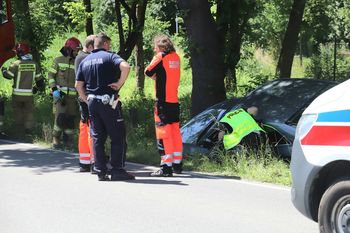 Wypadek obok torów wyścigów konnych w Wysokiej: Audi wpadło do rowu