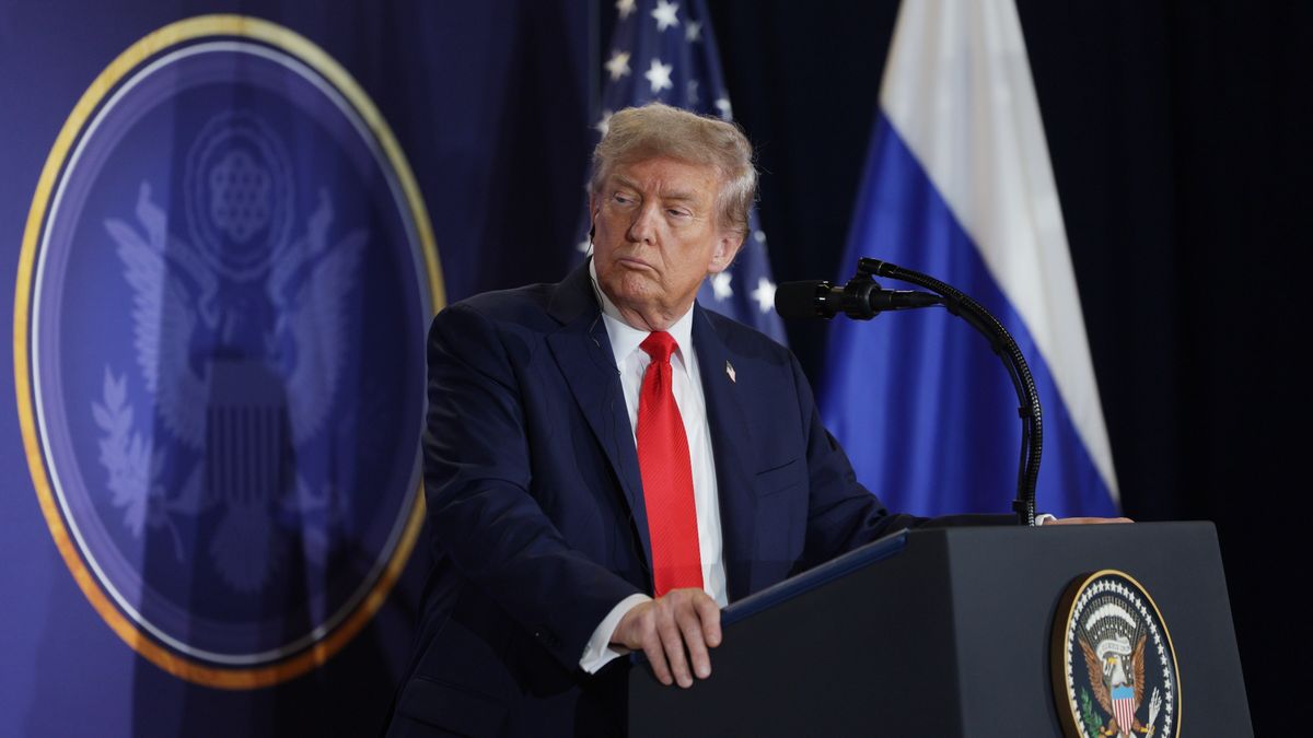 US President Trump, Russian President Putin meet in Alaska
epa12303737 US President Donald Trump looks towards Russian President Vladimir Putin during a joint news conference following their meeting at Joint Base Elmendorf-Richardson in Anchorage, Alaska, USA, 15 August 2025.  EPA/GAVRIIL GRIGOROV/SPUTNIK/KREMLIN POOL / POOL MANDATORY CREDIT 
Dostawca: PAP/EPA.
GAVRIIL GRIGOROV/SPUTNIK/KREMLIN POOL / POOL
trump, putin, meeting