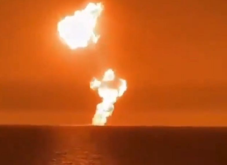 100-metrowy słup ognia na morzu Kaspijskim. To błoto