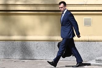 Minister finansów prosi banki o pomoc. Analityk: państwo na oślep wydaje pieniądze