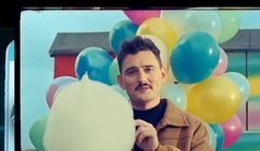 Dawid Podsiało wmontowuje się w reklamach Konta dla Ciebie w banku Credit Agricole (wideo)