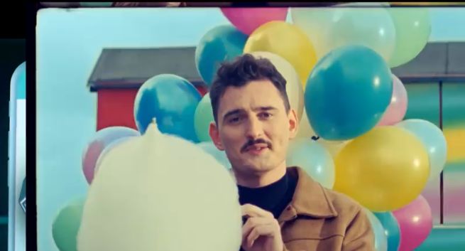 Dawid Podsiało wmontowuje się w reklamach Konta dla Ciebie w banku Credit Agricole (wideo)