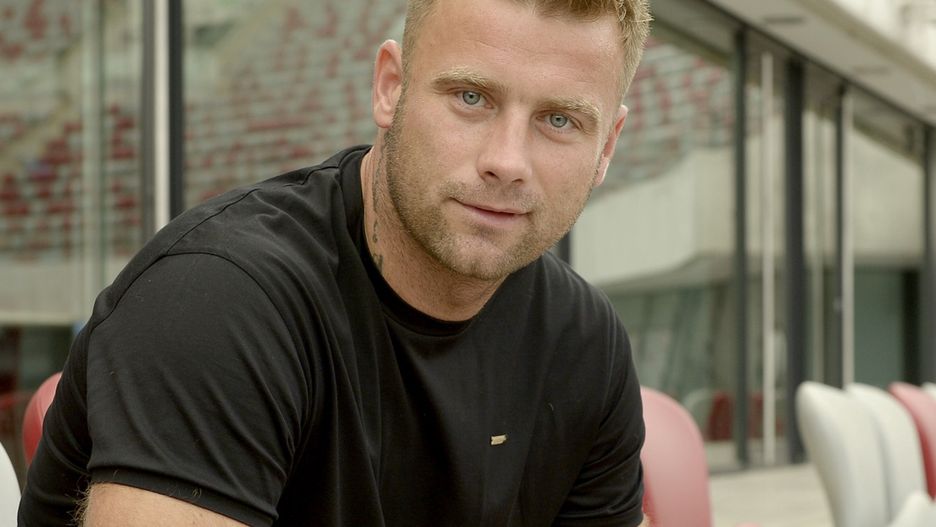 fryzura, koszulka czarna, zarost, siedzenie, Artur Boruc