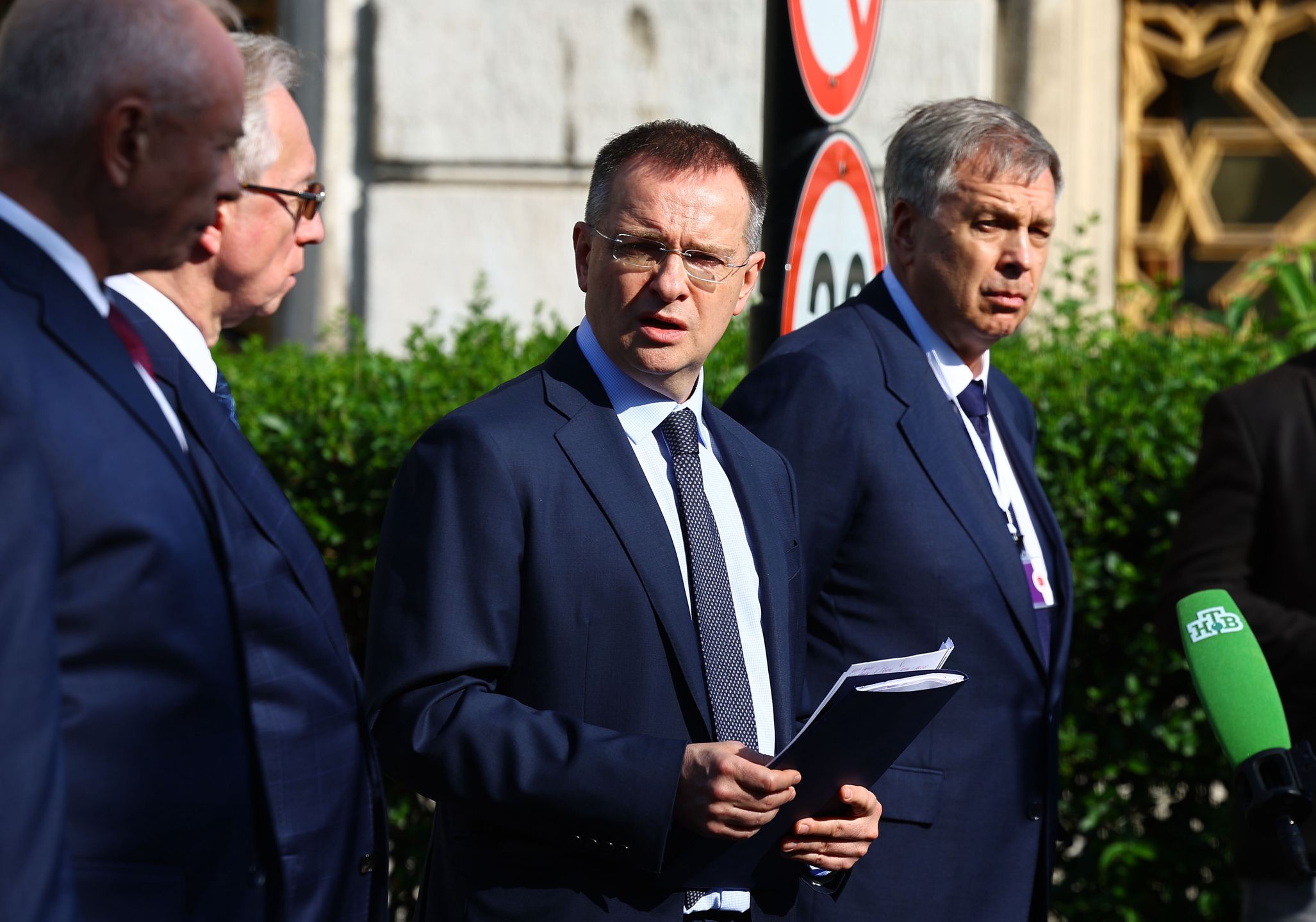 Vladimir Medinsky (C), head of the Russian delegation, delivers a statement to press after the second meeting between Russian and Ukranian delegations for peace talks in Istanbul, Turkey, 02 June 2025. EPA/TOLGA BOZOGLU Dostawca: PAP/EPA.