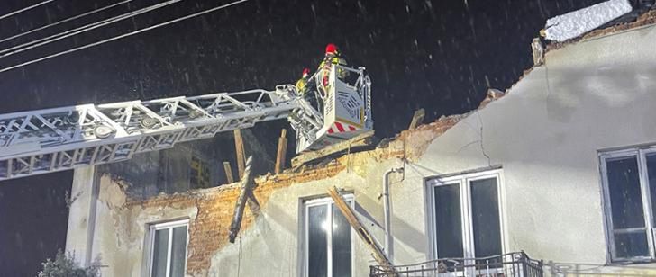 Zawalony dach nad kamienicą w Ostrowcu Św.