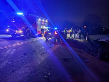 Modła: Ciągnik z beczkowozem zajechał drogę osobówce. Doszło do wypadku z udziałem trzech pojazdów