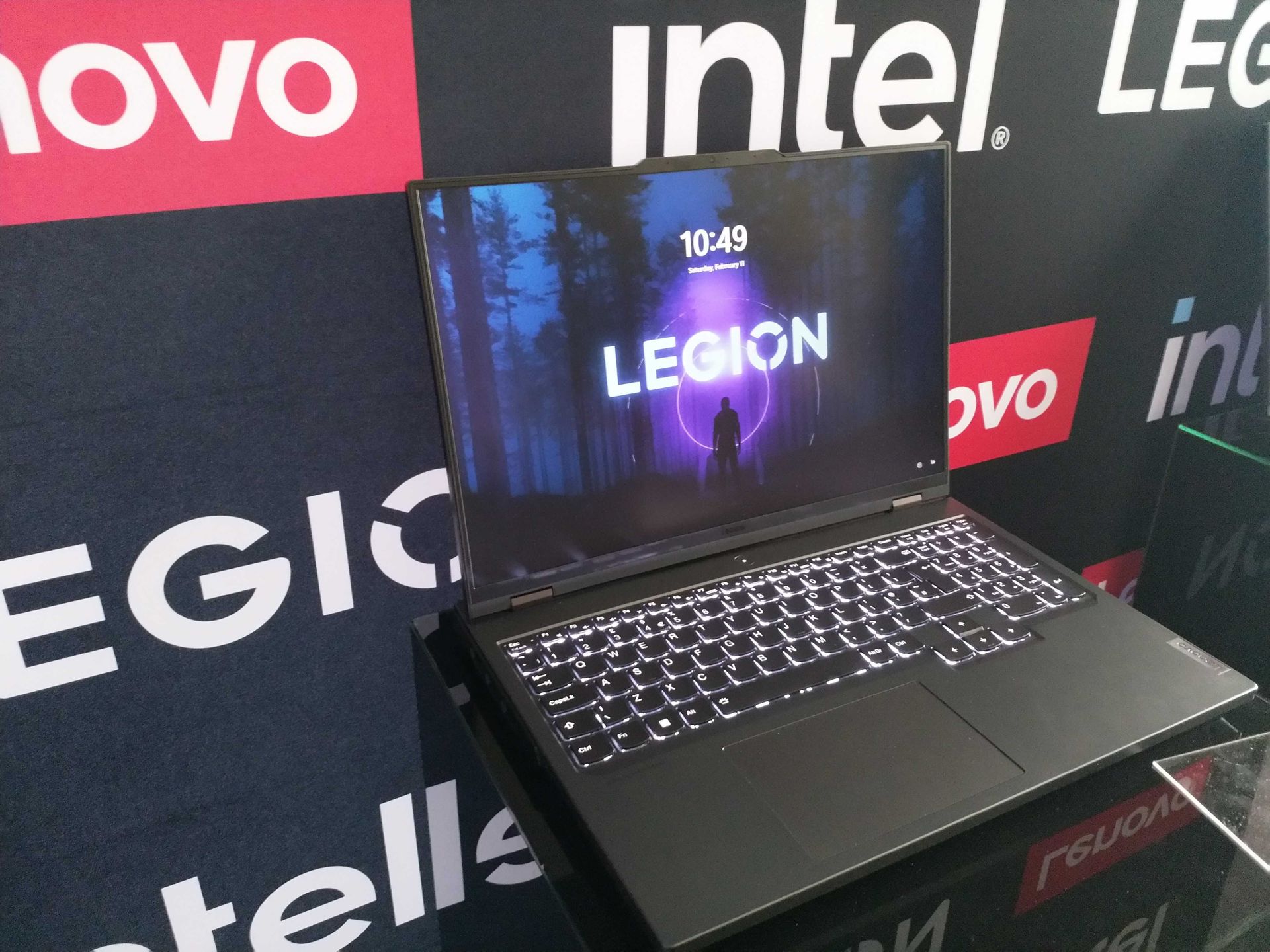 Inżynieryjna próbka Lenovo Legion Pro 5i.