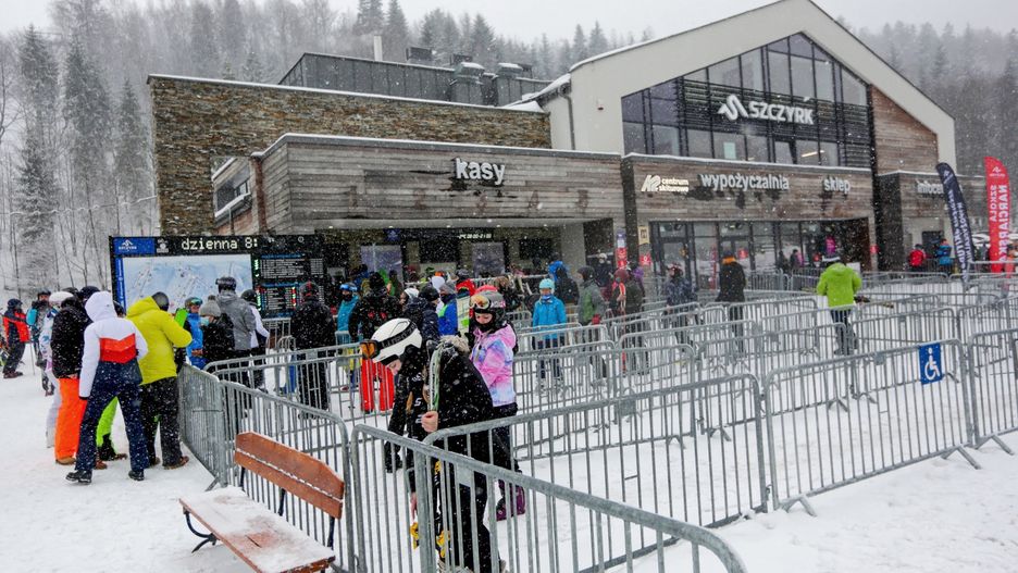 Kolejka do kasy biletowej stacji narciarskiej w Szzyrku 