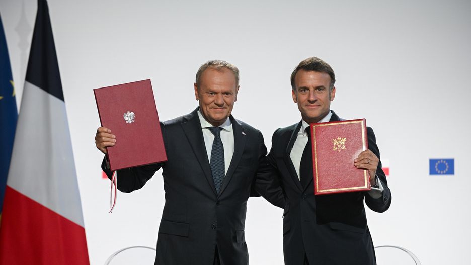 Francja, Nancy, 09.05.2025. Premier Donald Tusk (L) oraz prezydent Republiki Francuskiej Emmanuel Macron (P) podczas podpisania traktatu o wzmocnionej przyjaźni i współpracy, 9 bm. w Nancy. (sko) PAP/Marcin Obara