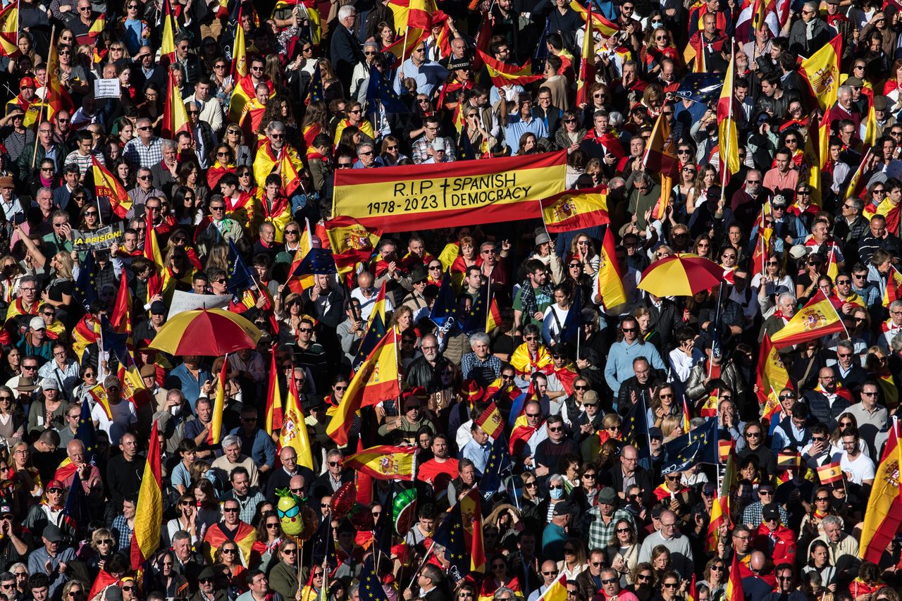 Thousands of people at the demonstration against amnesty in Madrid.