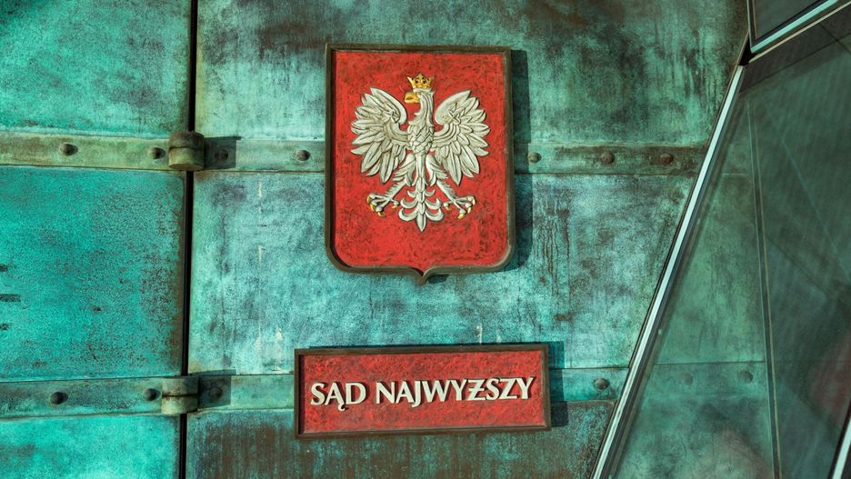 Logo ArZi
Fot. Arkadiusz Ziolek/East News. Warszawa. Napis i godlo przy wejsciu do Sadu Najwyzszego.
ARKADIUSZ ZIOLEK