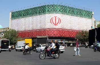 Zwolnienia z sankcji i odblokowanie do 25 mld dol. Co niesie porozumienie z Iranem?