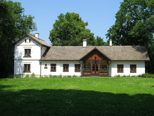 Żarnowiec: Muzeum Marii Konopnickiej. Odwiedź malowniczo położony dworek, który autorka Roty otrzymała w darze od narodu polskiego!