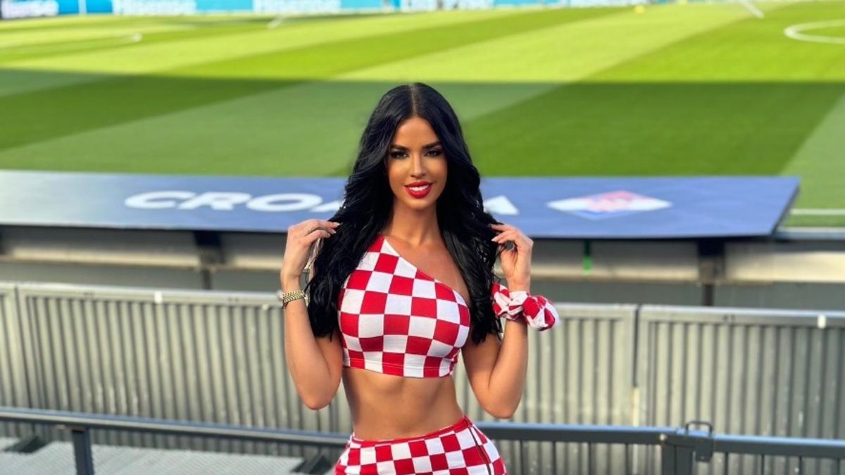 Ivana Knoll w stroju w chorwacką kratę