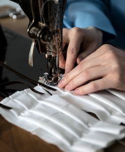 Koronawirus w Warszawie. Kobiety z grochowskiego aresztu szyją maseczki ochronne