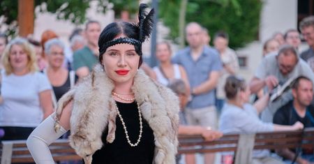 Potańcówka z Maciejową Kapelą na pl. Litewskim. Przed dancingiem odbył się pokaz mody retro lat 20. i 30