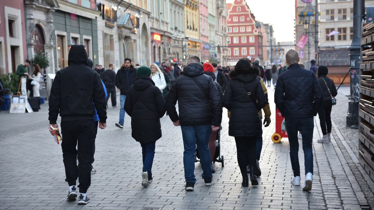Stock Bart?omiej Magierowski
Fot. Bartlomiej Magierowski/East News. Wroclaw 16.11.2024. Wroclawianie i turysci spacerujacy po wroclawskim rynku.
Bartlomiej Magierowski