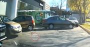 Sceny przed Biedronką. "Mistrz kolizji". Nagranie obiega sieć