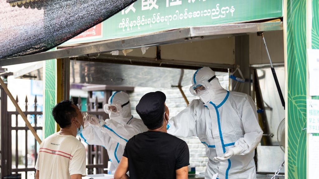 Czy świat czeka kolejna fala zakażeń? (zdjęcie ilustracyjne)