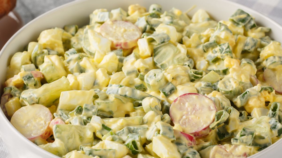 Sałatka jajeczna z dodatkiem rzodkiewki