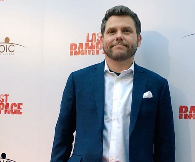 Aktor gra również na gitarze