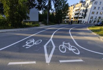 "To chyba jakaś pomyłka". Na Naramowicach w Poznaniu wymalowano ścieżkę rowerową