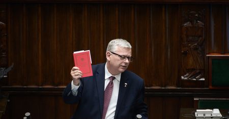 Podkomisja rozwiązana. Suski wściekły. "Wróci kłamstwo smoleńskie"