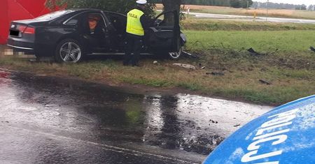 Wpadł w poślizg i uderzył w drzewo. Nie żyje 19-letni kierowca i 17-latek [ZDJĘCIA]