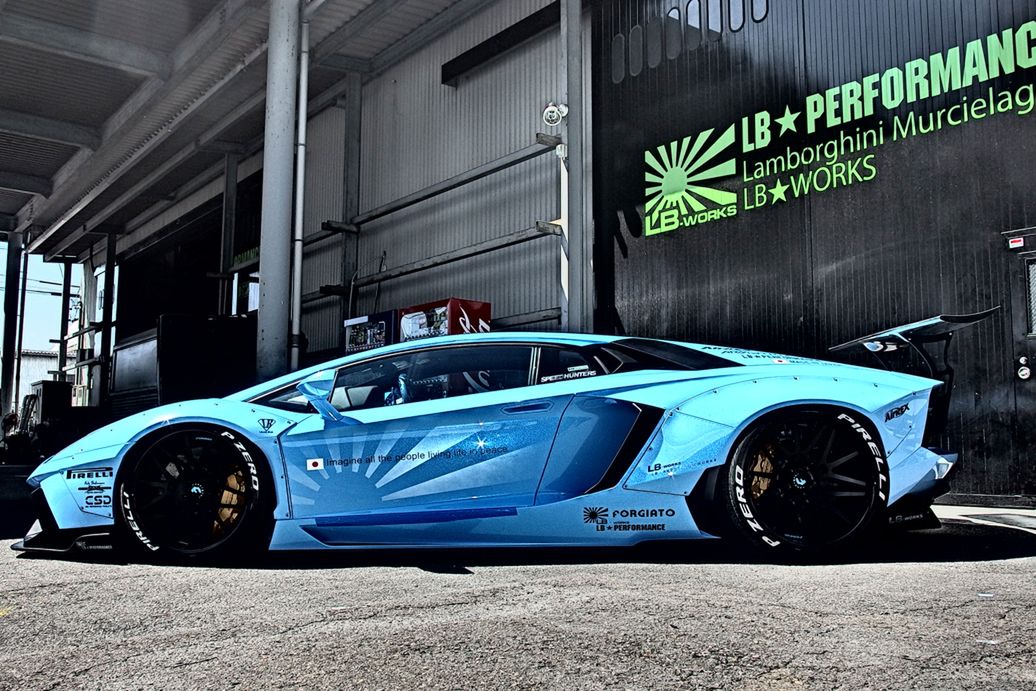 Prezentowane tutaj Aventadory są uzbrojone w pakiety od Liberty Walk w różnym stopniu. Pełny zestaw od LB Works, zawierający przedni zderzak, dodatkowe wloty powietrza, boczne listwy, tylny dyfuzor i skrzydło kosztuje 36 900 dolarów. Ten sam zestaw od LB Performance, wykonany z CFRT to wydatek wynoszący 30 400 dolarów. Przyłożenie Aventadora do ziemi bez zawieszenia pneumatycznego kosztuje 3780 dolarów.