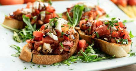 Bruschetta z pieczoną dynią, papryką, pesto i serem