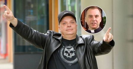 Krzysztof Skiba "gratuluje" TVP. Nie oszczędził ani księdza, ani telewizji