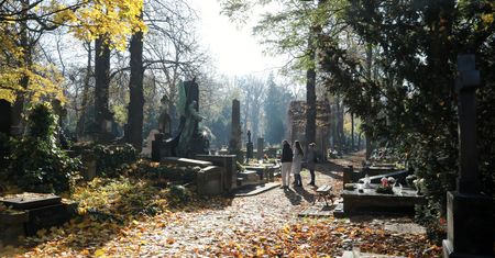 Wszystkich Świętych 2021. Uwaga, zmieniły się godziny otwarcia cmentarzy